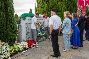 deposizione della corona d'alloro sul monumento della strage di vergarolla, durante l'ottantesima commemorazione